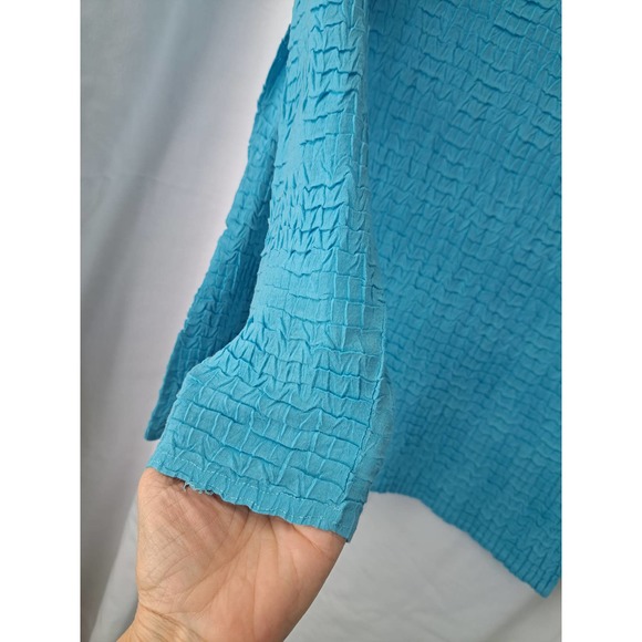 Rafael Top. Size Small Shirt in Turquoise Blue with Long Sleeves - Picture 6 of 6